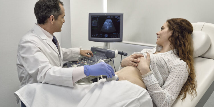 How is the control of pregnancy by assisted reproduction?